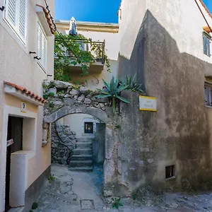 https://under-ancient-roofs-vrbnik.primorje-gorskikotar.com