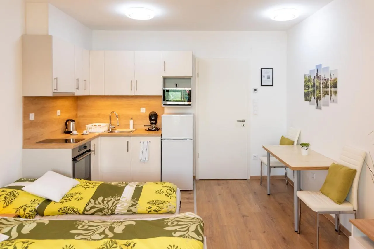 Sweet Home Apartman , 30Sqm Studio, Free Private Parking, Mountain View, Balcony, 20 Min From Downtown 부다페스트 아파트