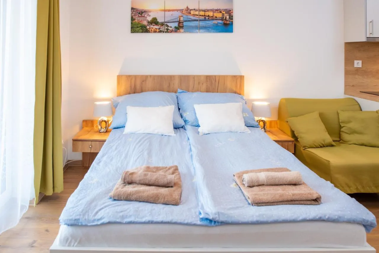 Sweet Home Apartman , 30Sqm Studio, Free Private Parking, Mountain View, Balcony, 20 Min From Downtown 부다페스트 0*,  헝가리